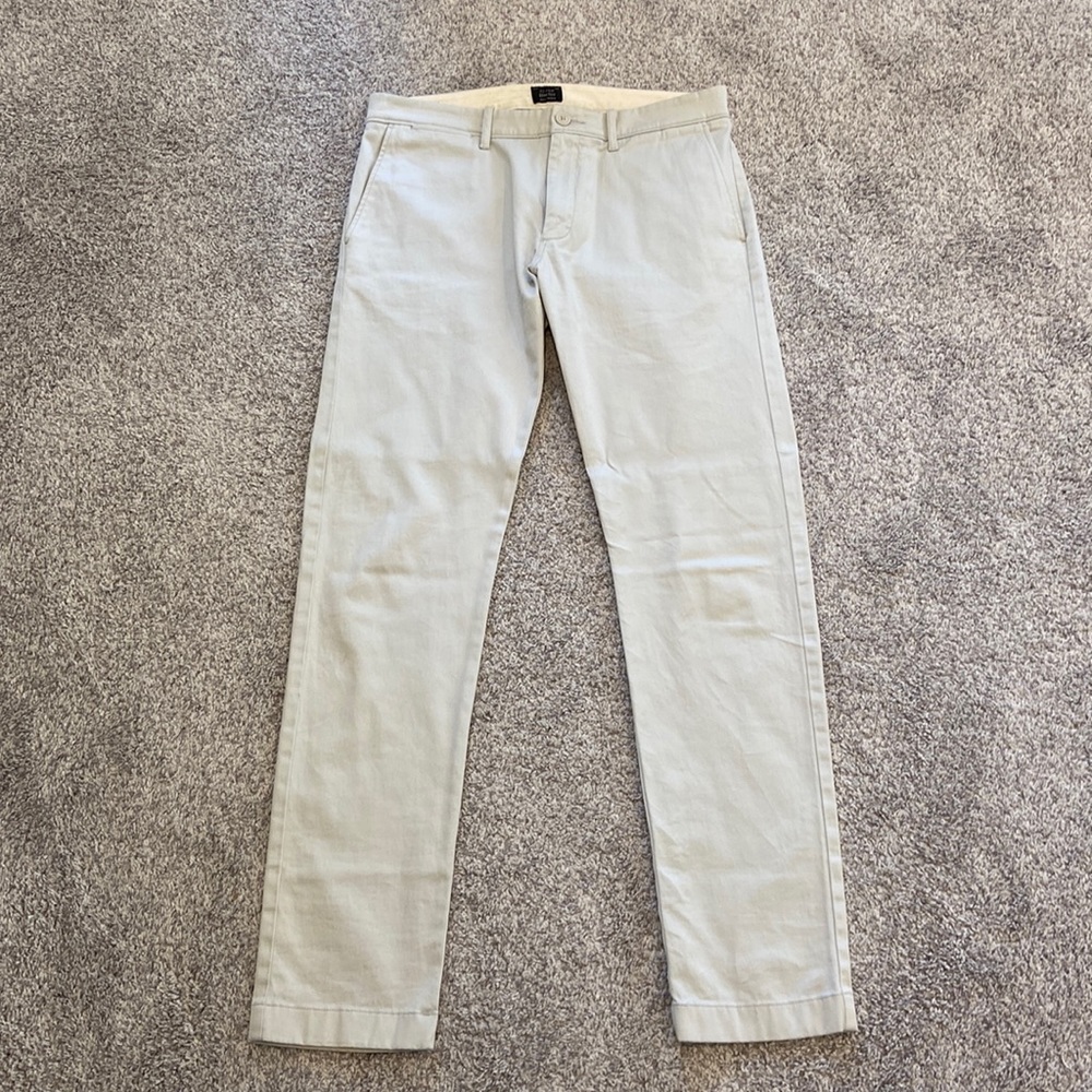 31 x 32 J.Crew Stretch chinos in khaki color. Pants are in great condition